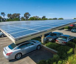 visuel de panneaux photovoltaiques sur des toitures de parking