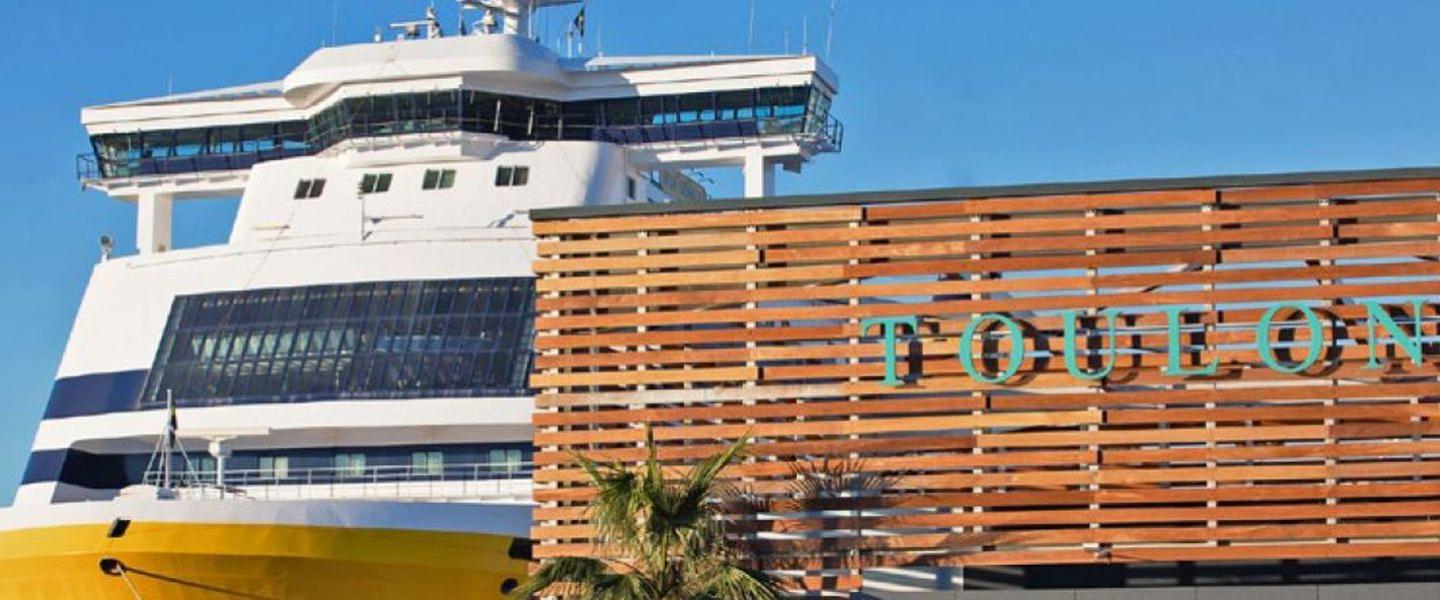 Port de Toulon avec ferry 