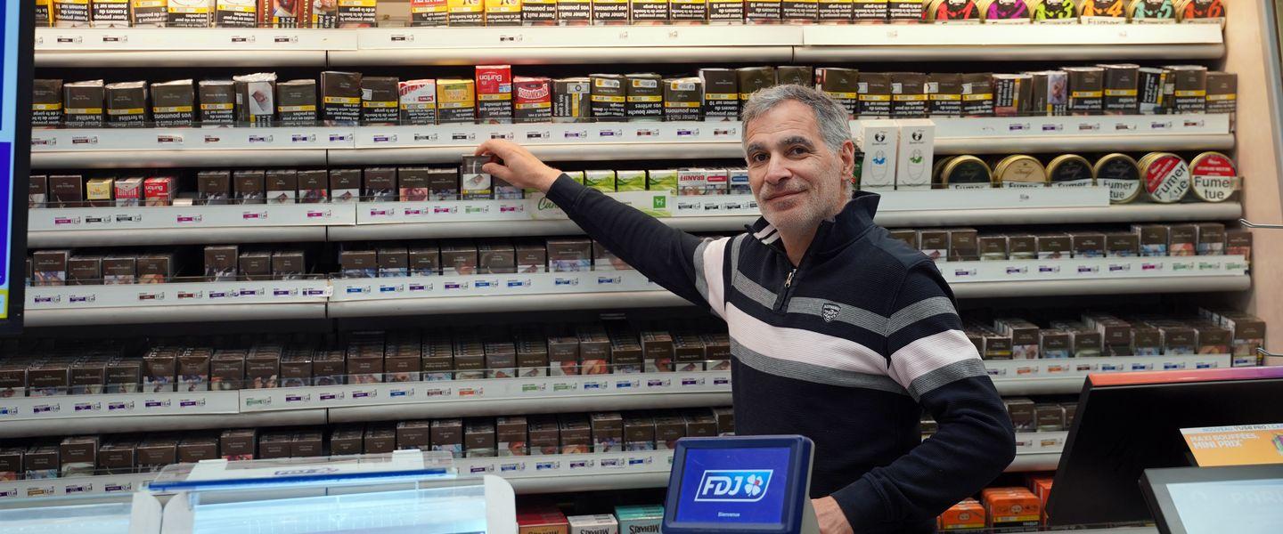 Illustration d'un buraliste à Toulon dans son commerce
