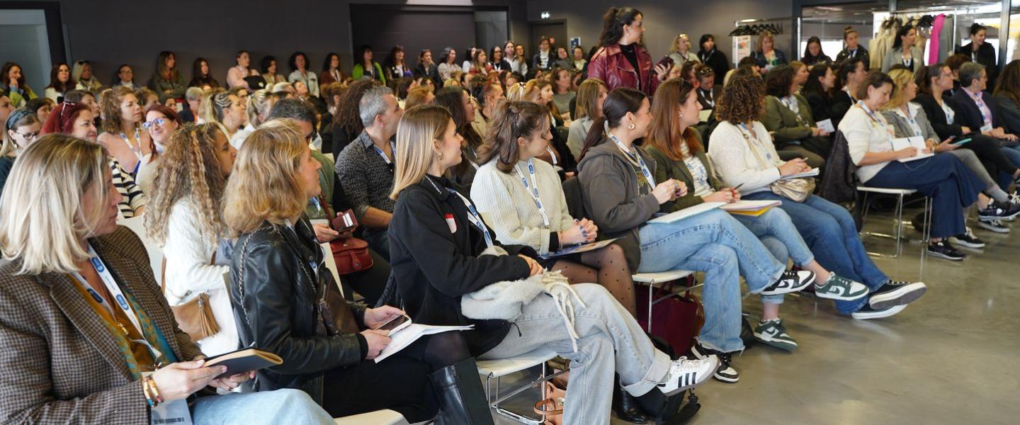 Illustration de participantes au salon Ose à Toulon